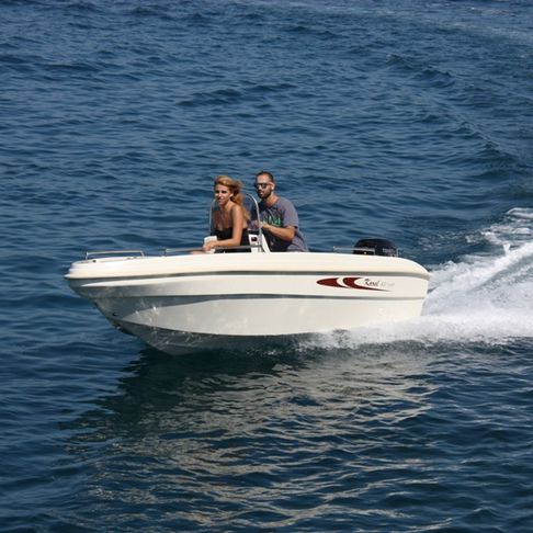 Coque open hors-bord - 400 - Karel Boats - à console latérale / max. 4 personnes / bain de soleil