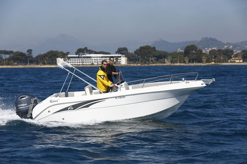 Coque open hors-bord - F19 - Karel Boats - à console centrale / max. 7 personnes / bain de soleil