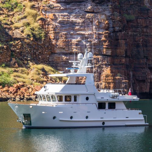 Motor-yacht de croisière - B 65 - Bering Yachts - expédition / à fly / 3 cabines