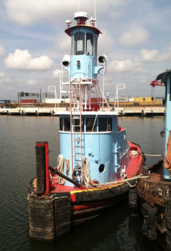 Bateau professionnel remorqueur - Nicole Mairead - Donjon Marine - diesel