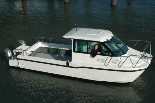 Cabin-cruiser catamaran - Little Cheetah - Cheetah Marine - hors-bord / bimoteur / hard-top