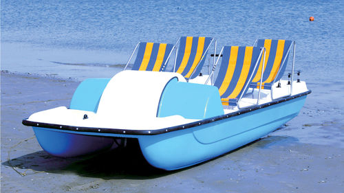 Bateau à pédales 5 places - CAPRI L - AQUABLUE - en polyester / bleu / jaune