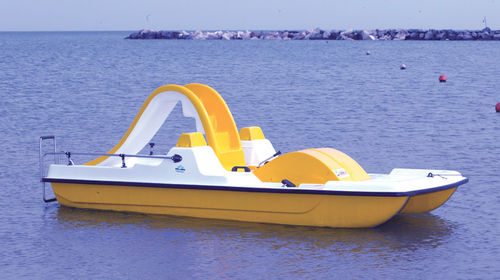 Bateau à pédales 5 places - CAPRIscroll - AQUABLUE - en polyester / bleu / jaune