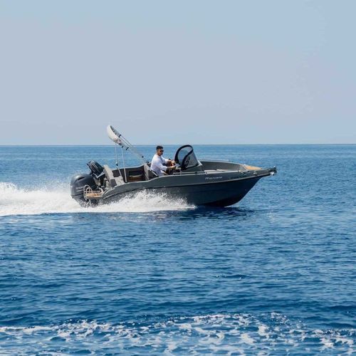 Coque open hors-bord - NIREUS Ω53 ESCAPE - LGK MARINE - à console centrale / max. 8 personnes / bain de soleil
