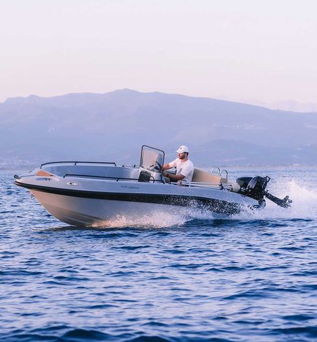 Coque open hors-bord - NIREUS 490 OPTIMA - LGK MARINE - à console centrale / max. 5 personnes / bain de soleil