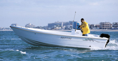 Coque open hors-bord - DRIFTING - SOCIETA' CONERO sas - à console centrale / en fibre de verre / max. 6 personnes