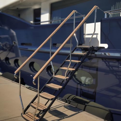 Escalier pour yacht - C-QUIP INTERNATIONAL LTD.