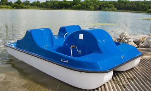 Bateau à pédales 4 places - PCIV - Kay Park Recreation - en fibre de verre / bleu / rouge