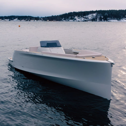 Coque open électrique - ESEA F800 - ESEA BOATS B.V. - à console centrale / POD / bain de soleil