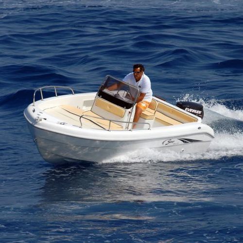 Coque open hors-bord - 520  - SAVER  S.R.L. - à console centrale / max. 6 personnes / bain de soleil