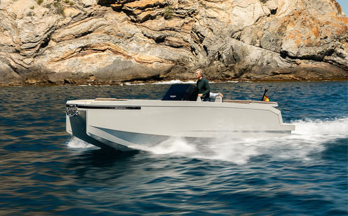 Coque open catamaran - E23  - De Antonio Yachts - in-bord / électrique / à console centrale