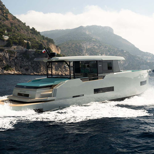 Vedette in-bord - D50 Coupé - De Antonio Yachts - bimoteur / hard-top / max. 12 personnes