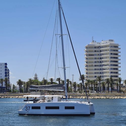 catamaran - Aventura Yachts