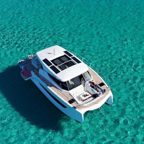 Vedette catamaran - 38 Sedan - AVENTURA YACHTS - in-bord / à fly / de croisière côtière