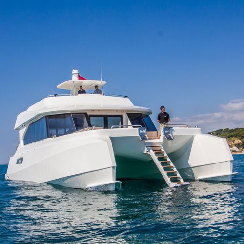 Motor-yacht catamaran - 2400 - 2100  - ARESA SHIPYARD - de croisière / à fly / hybride