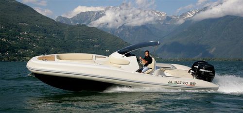 Bateau pneumatique hors-bord - 28 - Albatro International Srl - bimoteur / semi-rigide / à console centrale