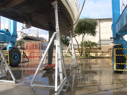 Ber de bateau à moteur - CIR Ton.12 o Ton.15 o Ton.20 o Ton.30 o Ton.50 h. 14/22 - Naval Tecno Sud - pour voilier / inclinaison réglable