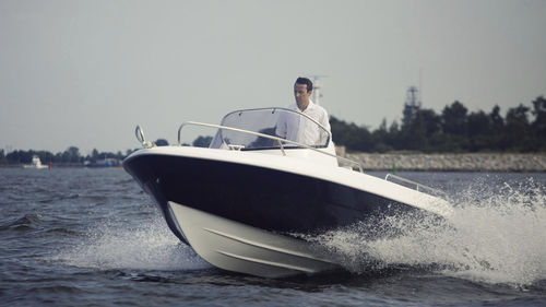 Coque open hors-bord - 555 Open - Admiral Boats S.A. - à console latérale / max. 6 personnes / bain de soleil