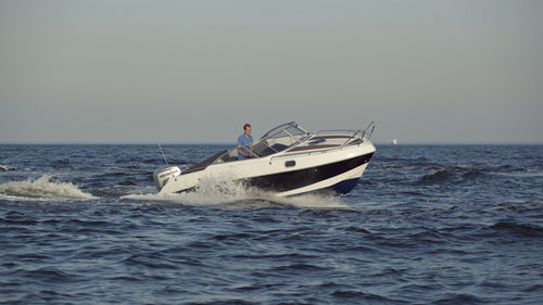 Day-cruiser hors-bord - 660 Cabin - Admiral Boats S.A.