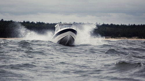 Cabin-cruiser hors-bord - Tuna 665 PilotHouse - Admiral Boats S.A. - hard-top / de pêche sportive / max. 8 personnes