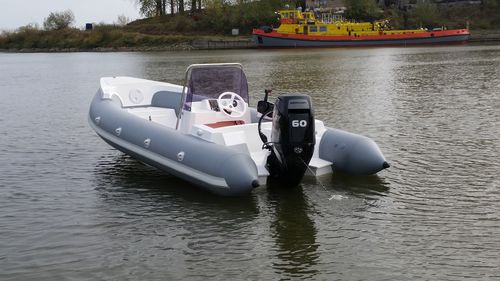 Bateau pneumatique hors-bord - Admiral 460 R - Admiral Boats S.A. - semi-rigide / à console centrale / max. 6 personnes
