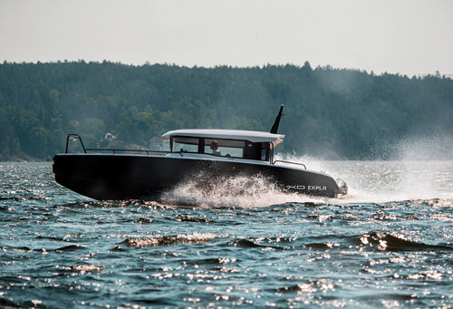 Cabin-cruiser in-bord - EXPLR 10 IB - XO Boats - hard-top / de sport / offshore