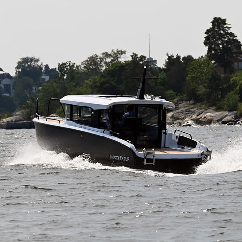 Cabin-cruiser in-bord - EXPLR 10 S+ IB - XO Boats - hard-top / en aluminium / max. 10 personnes