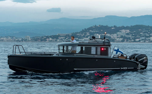 Cabin-cruiser hors-bord - EXPLR 10 - XO Boats - bimoteur / à cockpit fermé / de sport
