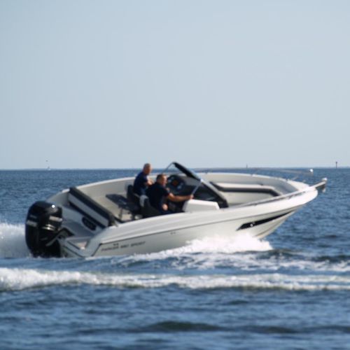 Coque open hors-bord - 690 - Parker Poland - à console centrale / de sport / max. 7 personnes