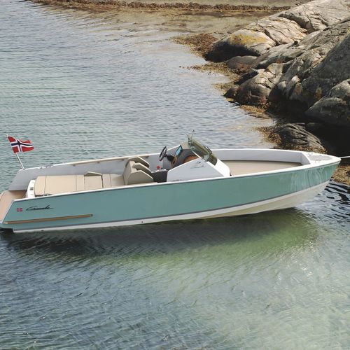 Coque open in-bord - SUPER UTILITY 23 - Cormate - à console latérale / max. 7 personnes / avec cabine