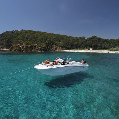 Walkaround hors-bord - 750 Sun - Pacific Craft - max. 9 personnes / avec cabine / bain de soleil