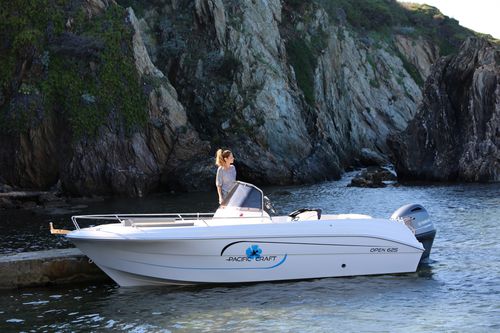 Coque open hors-bord - 625 - Pacific Craft - à console centrale / max. 7 personnes / bain de soleil