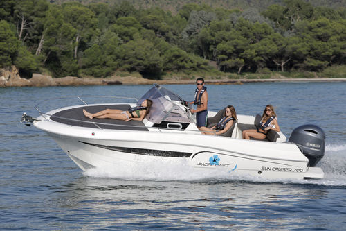 Walkaround hors-bord - 700 Sun - Pacific Craft - à double console / max. 7 personnes / avec cabine