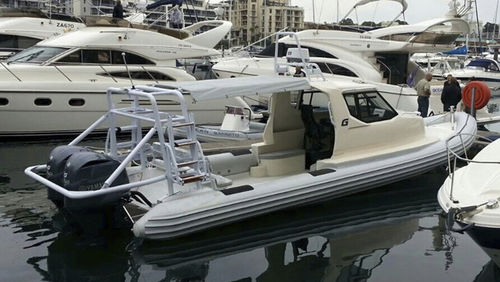 Bateau pneumatique hors-bord - Fluid Watercraft - bimoteur / semi-rigide / à cockpit fermé
