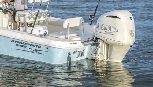 Bay boat hors-bord - 23 Bay - HydraSports Custom Boats - à console centrale / de pêche sportive / T-Top