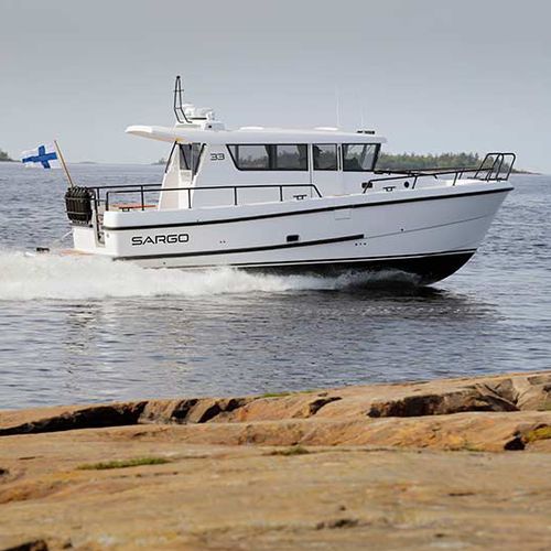 Vedette in-bord - 33 - SARGO BOATS / Sarins Batar Oy Ab - bimoteur / hard-top / 2 cabines