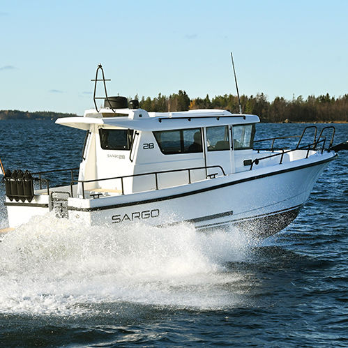 Cabin-cruiser in-bord - 28  - SARGO BOATS / Sarins Batar Oy Ab - avec timonerie / 2 cabines / 2 couchages