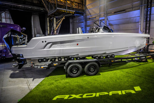 Coque open hors-bord - 22 Spyder - Axopar Boats Oy - à console centrale / max. 7 personnes / bain de soleil