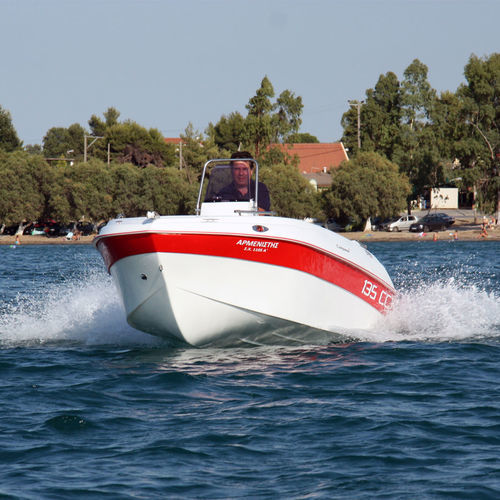 Coque open hors-bord - 135cc - Compass Boats - à console centrale / de pêche sportive / max. 4 personnes