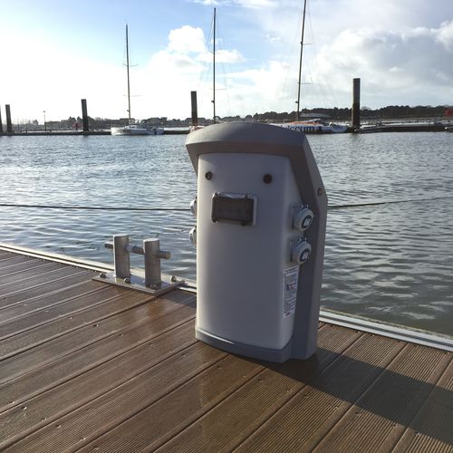Borne avec éclairage intégré - ORION - GAPE - de distribution électrique / de distribution d'eau / pour ponton