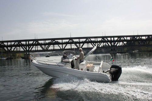 Coque open hors-bord - Navajo 23 - Ferrario Nautica - max. 8 personnes / avec cabine