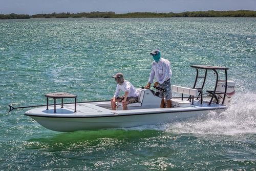 Flat boat hors-bord - Elite - Beavertail Skiffs - à console centrale / open / de pêche sportive