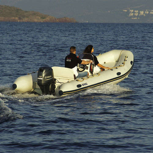 Bateau pneumatique hors-bord - FALCON 450 - Brig U.S.A. LLC - semi-rigide / à console latérale / de sport