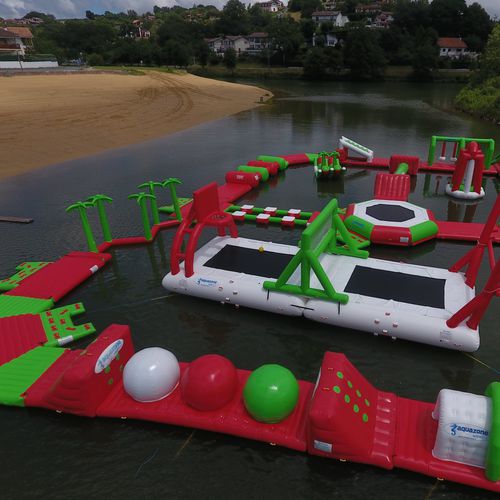Jeu aquatique matelas - Balls  - AQUAZONE parc aquatique - plateforme / poutre d'équilibre / saut en longueur