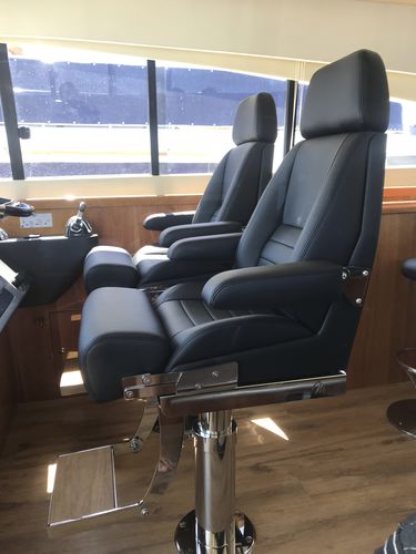 Siège pour bateau - SIENA HELM III - M Melfi Designs Pty Ltd - pour yacht / avec accoudoirs / à dossier haut