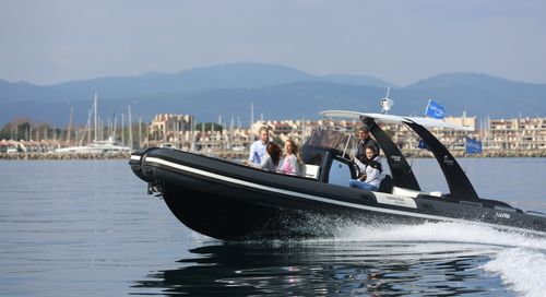 Bateau pneumatique hors-bord - W10 - Wimbi Boats Ltd - bimoteur / semi-rigide / à console centrale