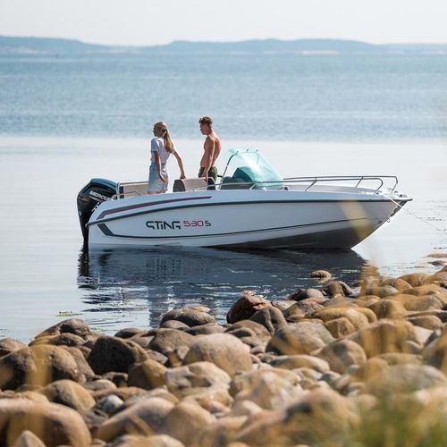 Coque open hors-bord - 530 S - Sting Boats Europe - à console centrale / max. 6 personnes / bain de soleil