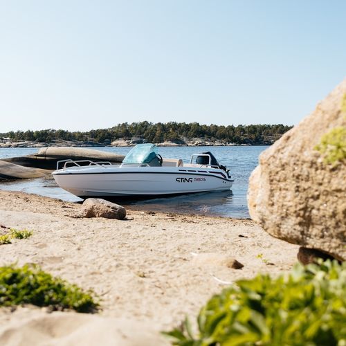 Coque open hors-bord - 580 S - Sting Boats Europe - à console centrale / max. 6 personnes / bain de soleil