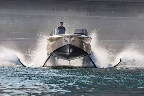 Vedette in-bord - FOILER : THE FLYING YACHT - ENATA - à moteur diesel / bimoteur / hard-top