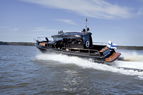Vedette in-bord - BY30 - Brizo Yachts - bimoteur / avec timonerie / avec cabine